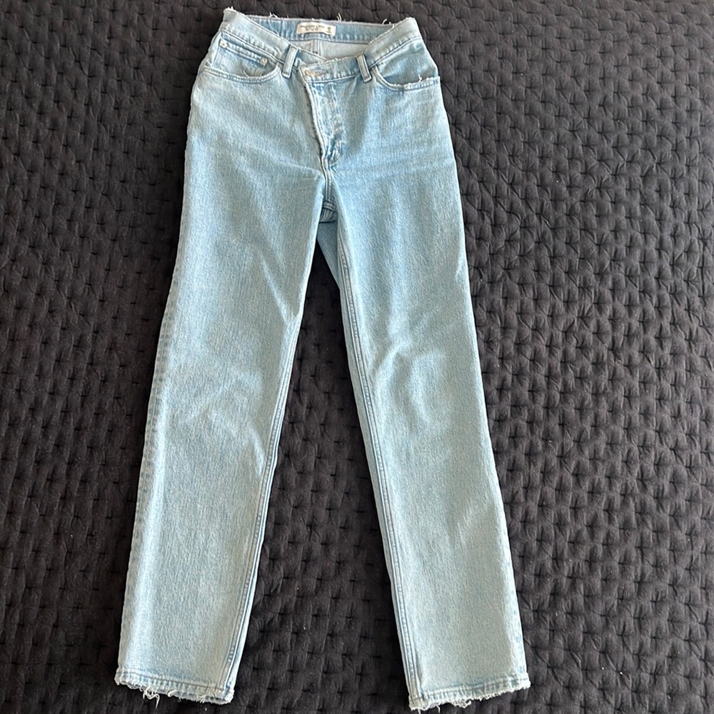 Abercrombie & Fitch “The ‘90s Straight High Rise” Jean